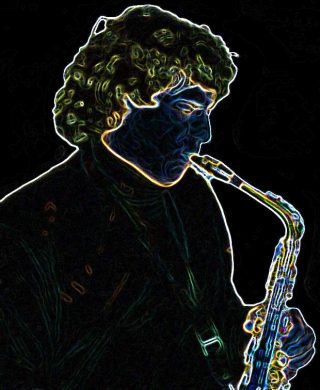 Alexis Alatirseff joue le saxophone